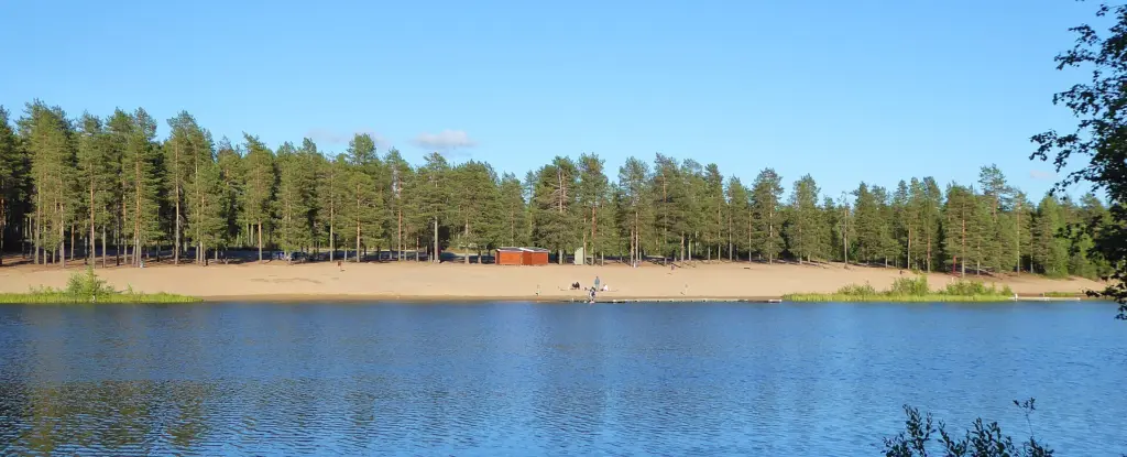 Aldersjön i Boden sommaren 2017.
Badplatsen är en så kallad EU-badplats. På badplatsen finns bryggor, omklädningsrum och torrtoalett.