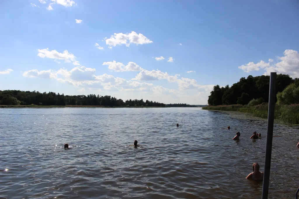 Alsta sjö mot väster. Vy från badplats vid sjöns norra strand och sjöns östra del.