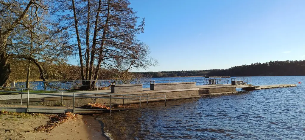 Ängbybadet i Södra Ängby i västra Stockholm, brygga