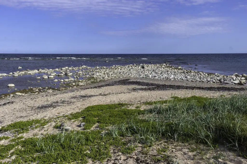 Praia na vila pesqueira de Brissund en Väskinde, Gotland.