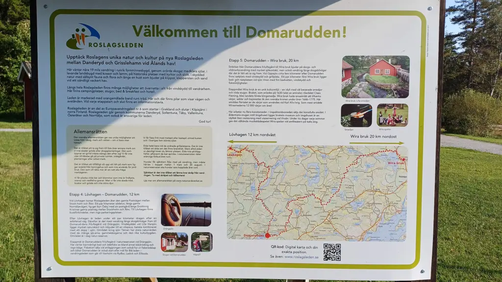 Informationstavla över Domaruddens naturreservat och Roslagsleden, i Österåkers kommun