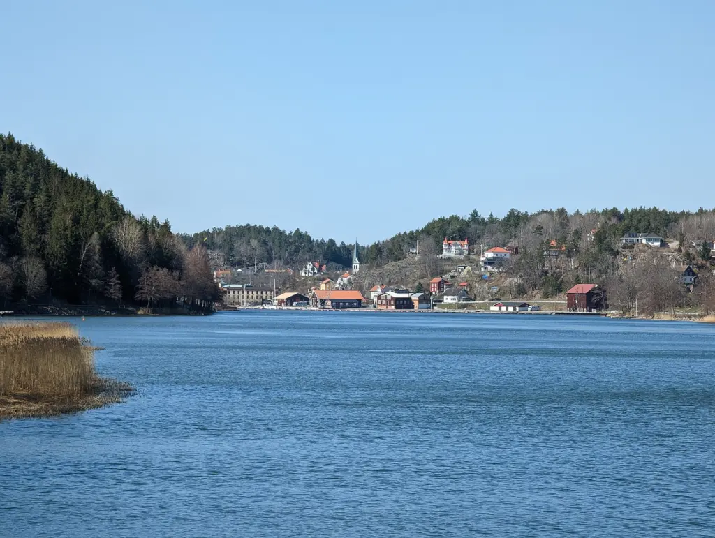Valdemarsvik den 16 april 2023. Foto mot hamnen.