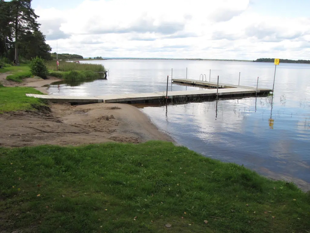 Hjälmarbaden ligger vid sjön Hjälmaren en bit öster om Örebro.