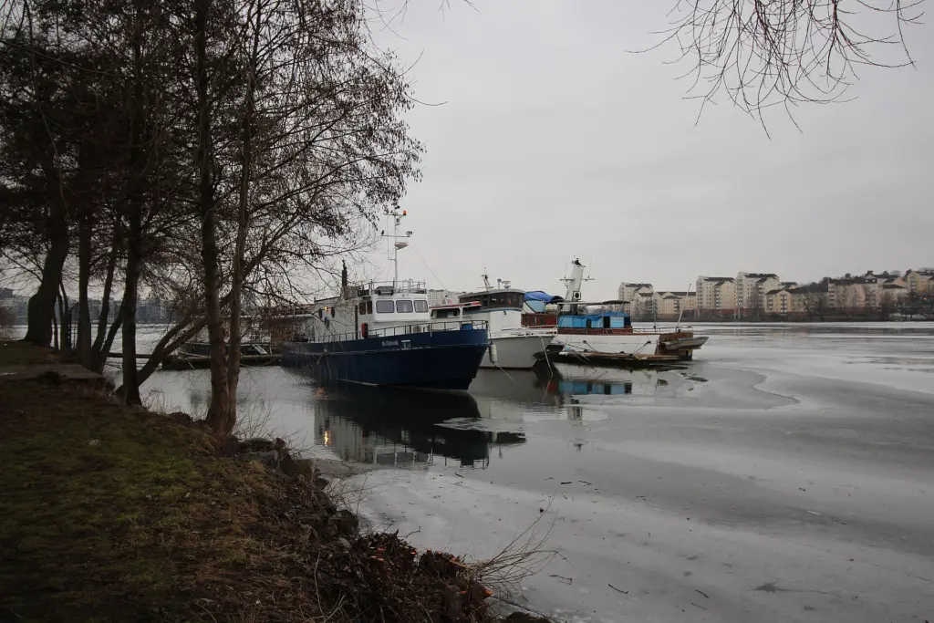 Båtar vid Huvudsta strand