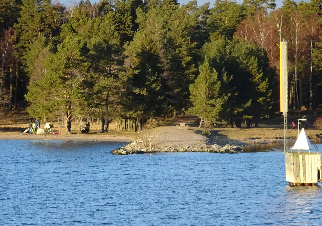 Brandalsund sett från Getryggen med vägbanken efter tidigare färjeläge