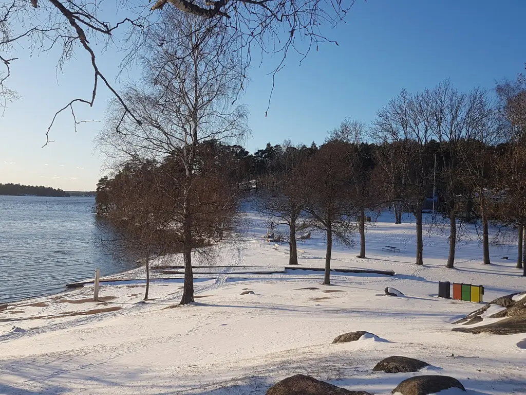 Kanaanbadet i Grimsta i Stockholm, badets västra strand, bild tagen vintertid 2023