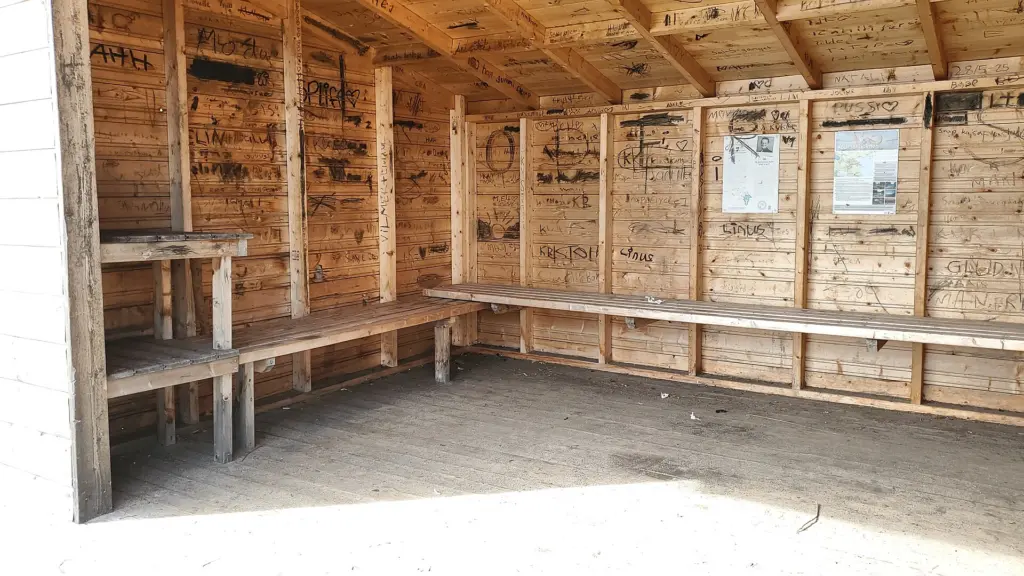 Lean-to shelter at the beach west of Köpmanholmens havsbadet.