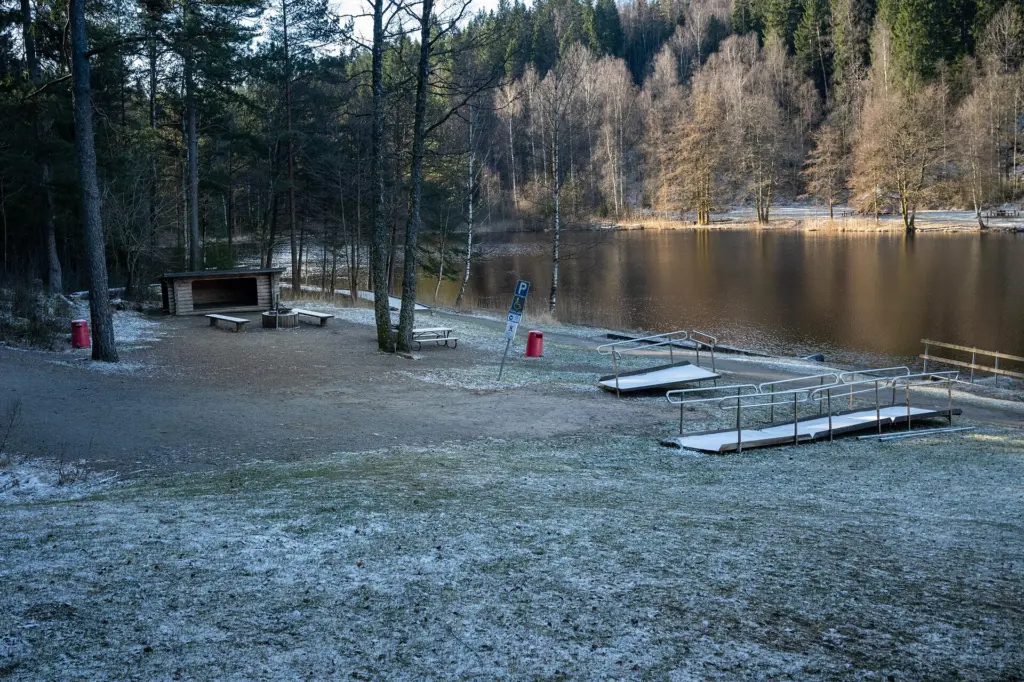 Lean-to shelter at the north shore of Kypesjön lake in Borås Municipality