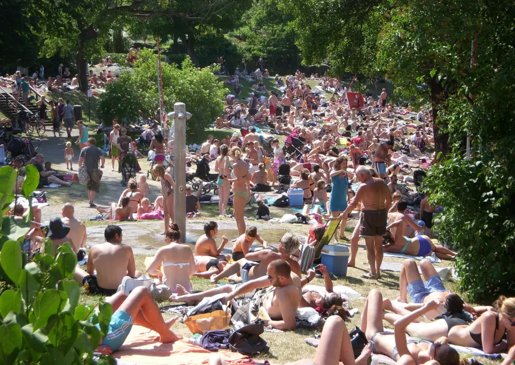 Sandstranden vid Långholmsbadet med Västerbron i bakgrunden