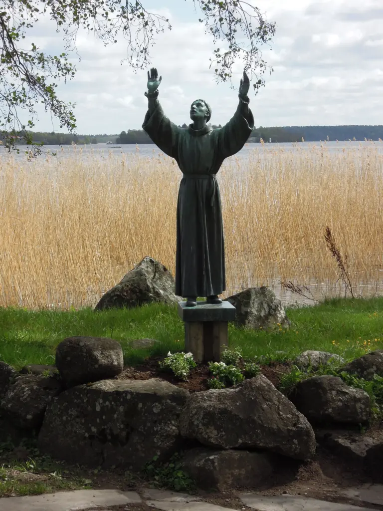 Skulptur Ansgar, Carl Eldh. Brons. Lövudden, Västerås. Skulpturen uppfördes 1953 och den invigdes av Biskop John Cullberg den 10 juni samma år. Den togs bort 20