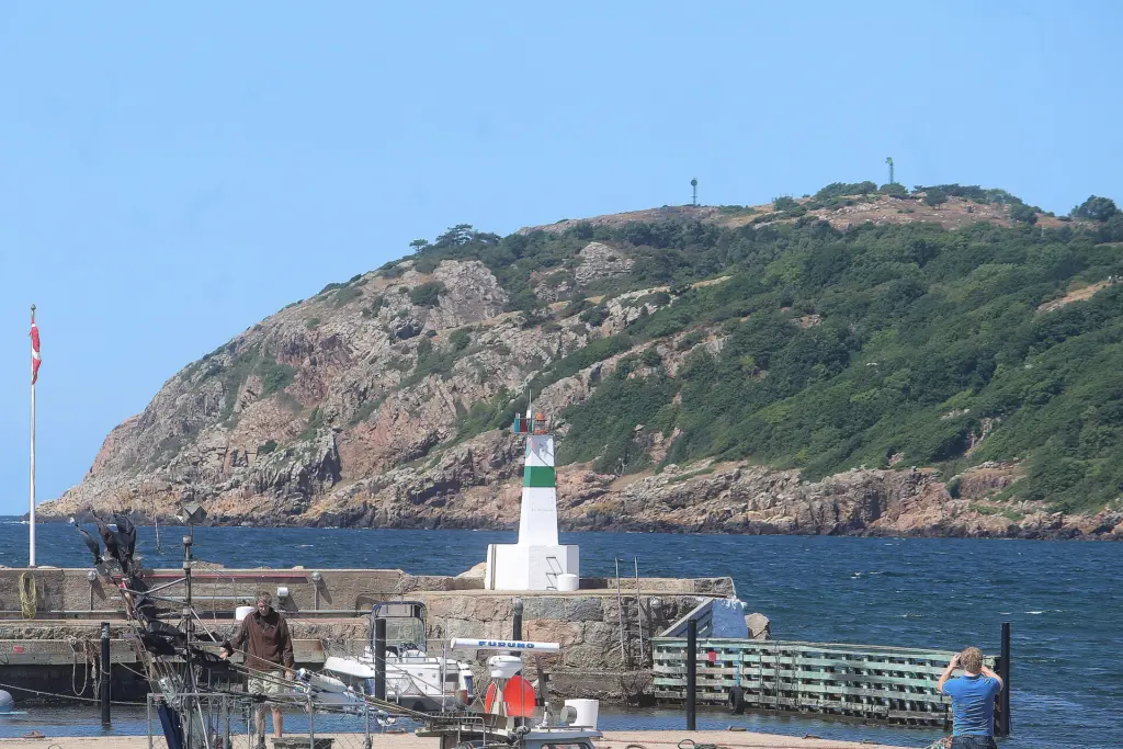 Mölle hamn med Kullaberg i bakgrunden