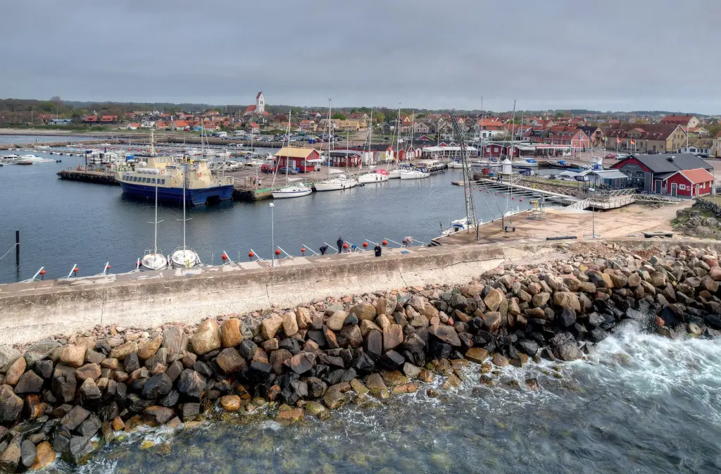 Drönarbild av hamnen i byn Torekov i Båstads kommun.