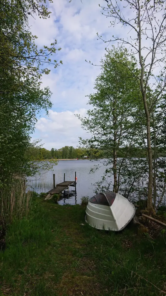 Liten brygga i sjön Sävelången med båt bredvid.