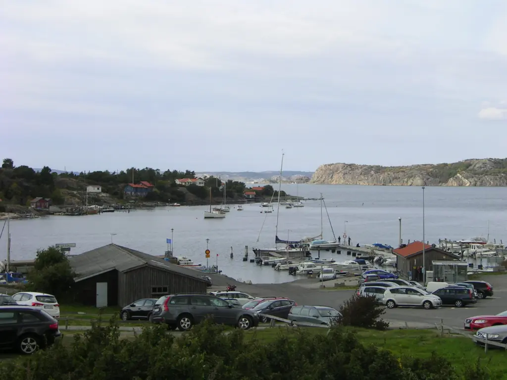 Rörtångens brygga. I bakgrunden syns Brattön (t v) och Lövön (t h).
