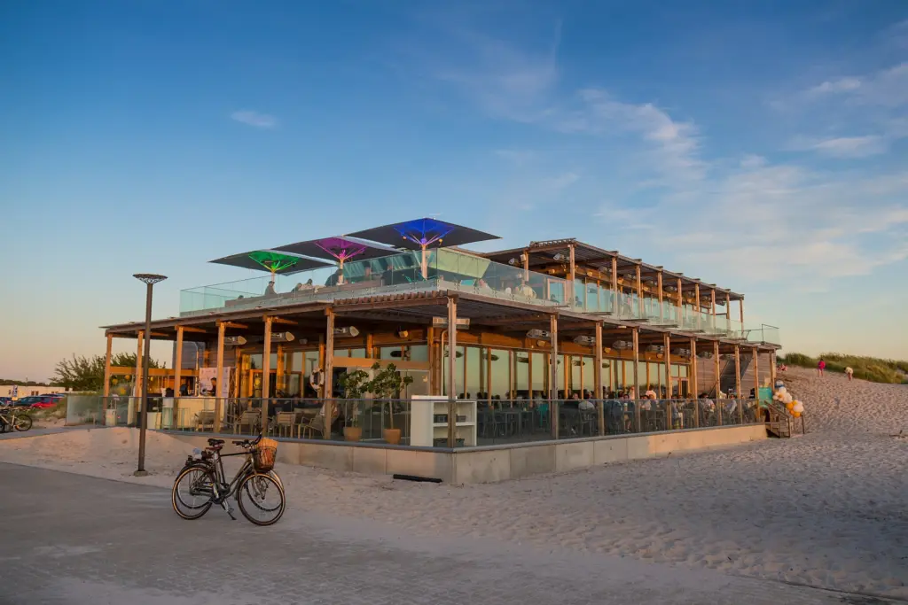Skanör, Sweden. Restaurang Badhytten och beach club ligger mitt ute på stranden med utsikt över stranddyner och hav i direkt anslutning till Skanörs hamn. Den n