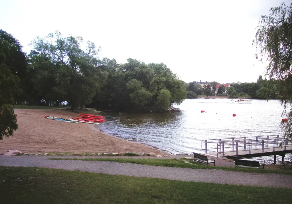 Smedsuddsbadet med sandstrand och badbrygga i Riddarfjärden
