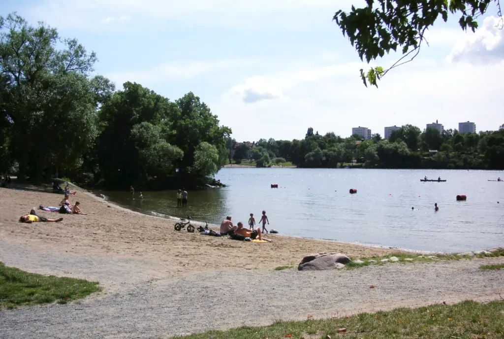 Badande vid Smedsuddsbadet en sommardag