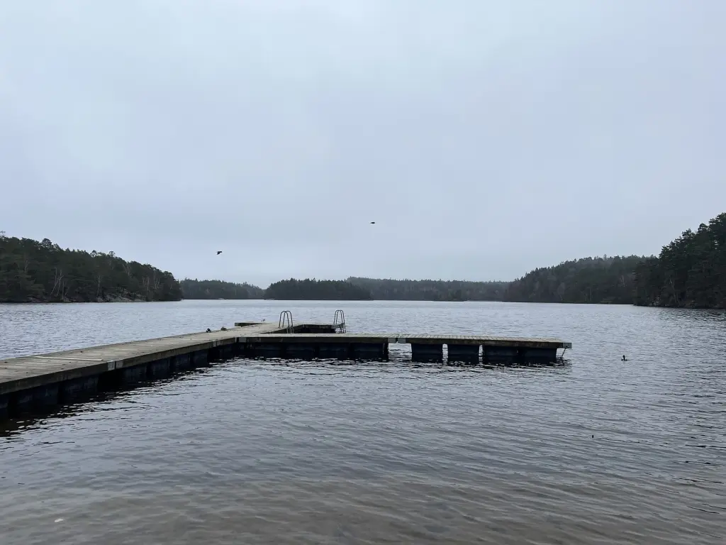 Stora Delsjön, ein See, im Naturreservat Delsjöområdet in der Gemeinde Göteborg, Provinz Västra Götalands län, Schweden. Das Bild wurde vom Nordufer aus aufgeno