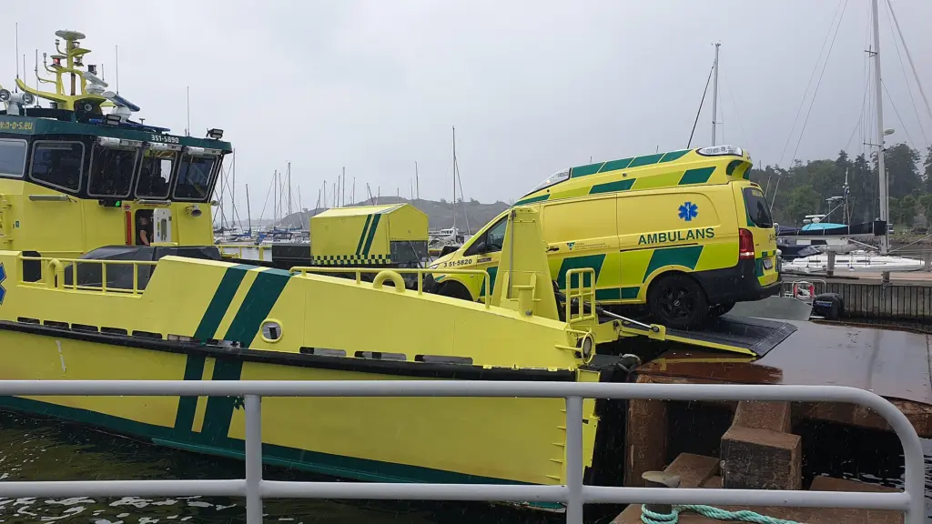 M/V Rescuer, Donsö - Unloading ambulance at Styrsö Bratten
