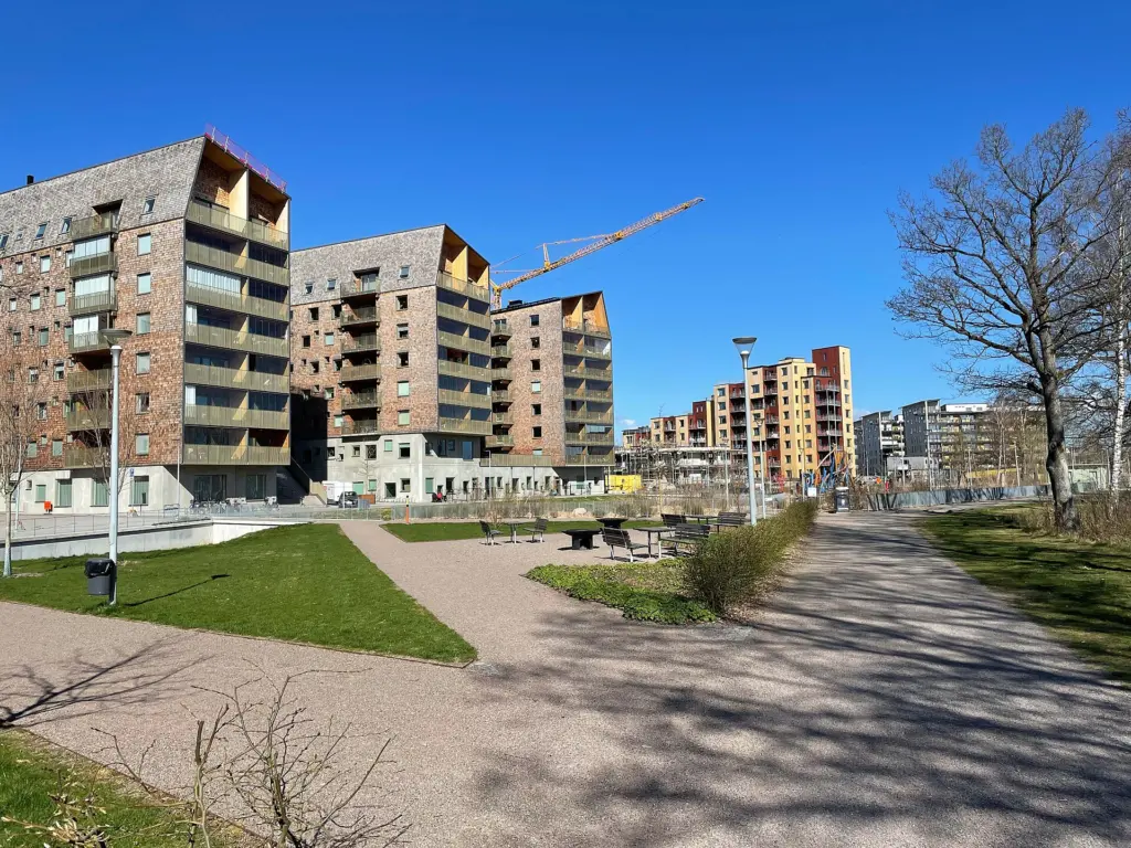 Bostadshus byggda i början av 2020-talet vid Geometriparken utmed Trummens strand.