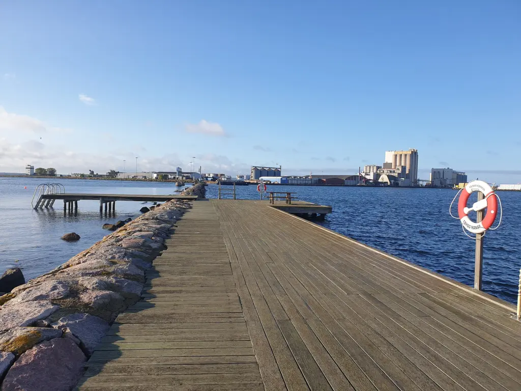 Vågbrytarbadet på en pir, Kalmar hamn.