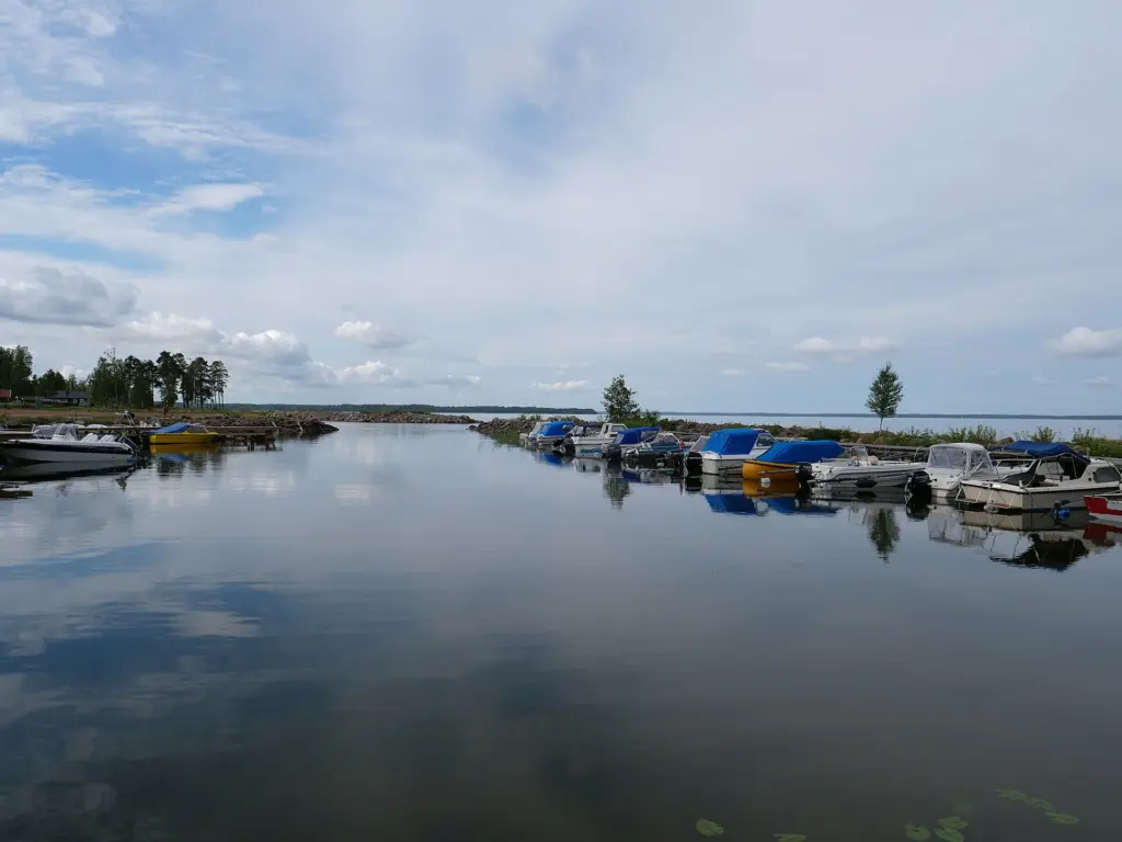 Hafen des Askeviksbadets Campingplatzes am Vänern.