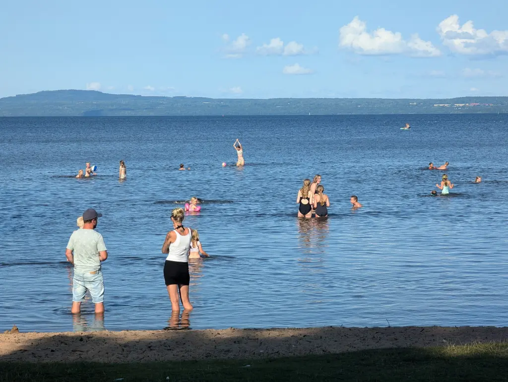Bad vid Kronocamping i Vänern i Lidköping den 25 juli 2024.