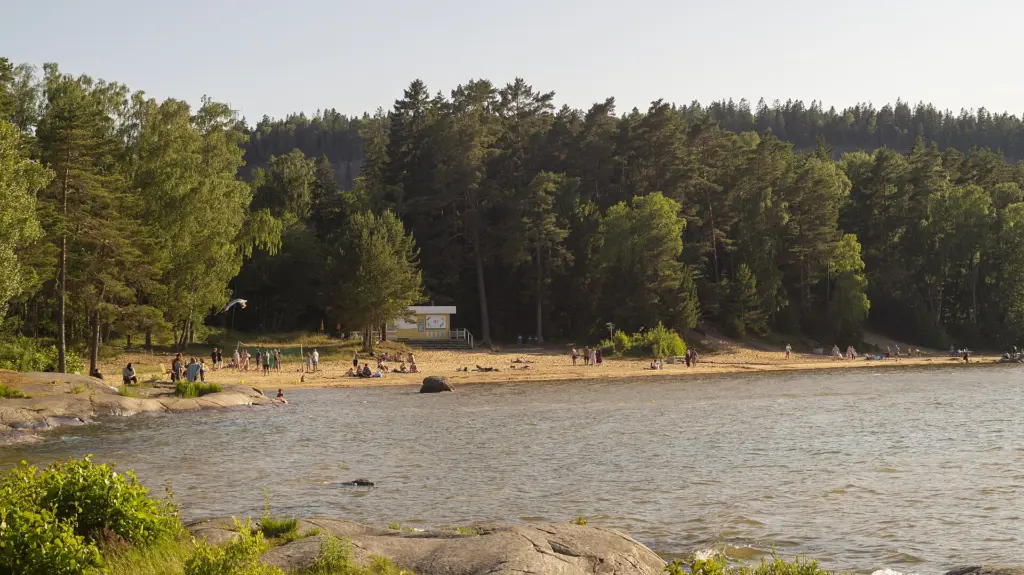 östra stranden vid Gaddesanna mot sydväst. Kiosken har funnits vid stranden sedan 1970