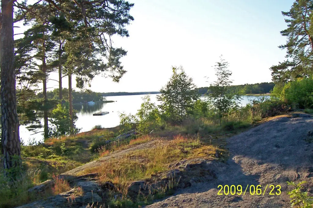 Djurö By, Värmdö. En vacker vårvy från restaurangen i Djurhamn.
